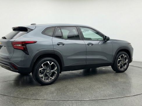 Used 2025 Chevrolet Trax LT w/ LT Convenience Package FWD image 9