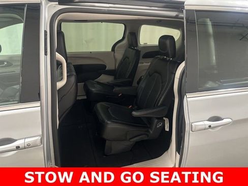 Used 2024 Chrysler Pacifica Touring-L image 9