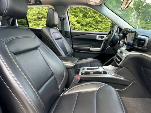 Used 2022 Ford Explorer XLT w/ Equipment Group 202A AWD/4WD image 19