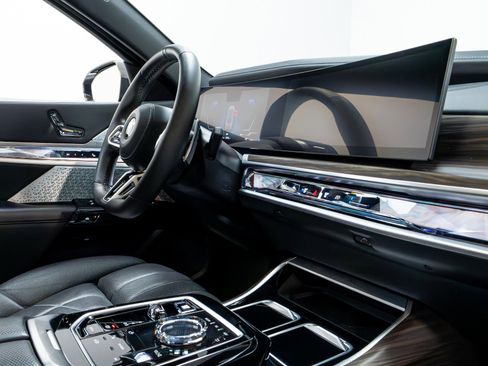 Used 2023 BMW 760i xDrive AWD/4WD image 27