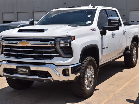 Used 2025 Chevrolet Silverado 2500 LTZ w/ LTZ Premium Package AWD/4WD image 2