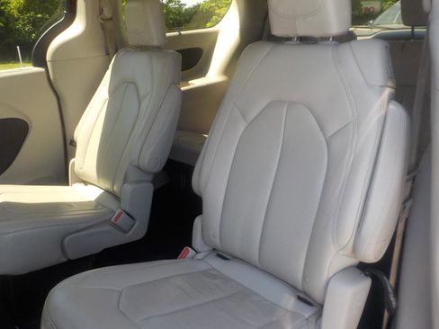 Used 2018 Chrysler Pacifica Touring-L image 26