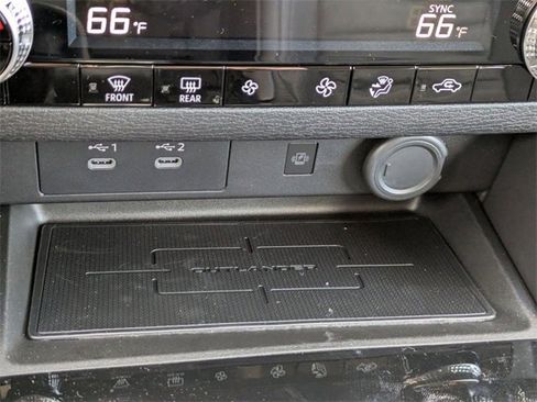 New 2025 Mitsubishi Outlander SE image 26