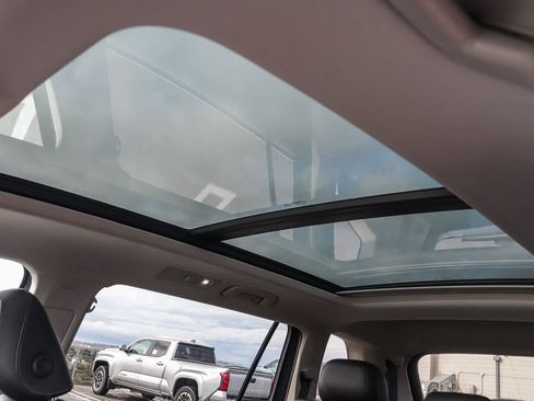 Used 2020 Volkswagen Tiguan SE w/ Panoramic Sunroof Package image 32