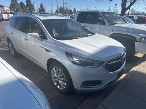 Used 2018 Buick Enclave Essence image 2