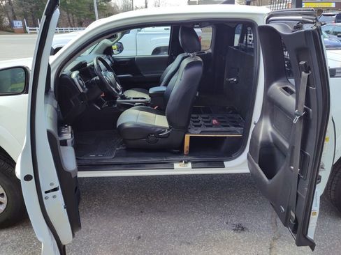 Used 2016 Toyota Tacoma SR5 w/ SR5 Appearance Package (SN) image 12