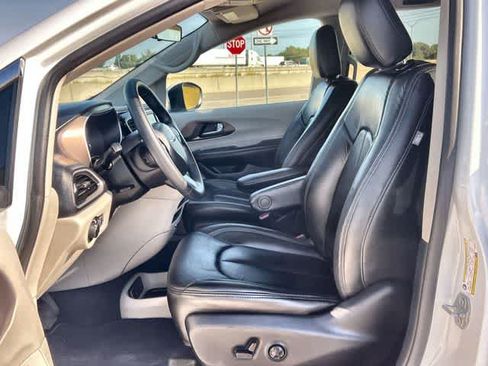 Used 2020 Chrysler Voyager LX FWD image 11