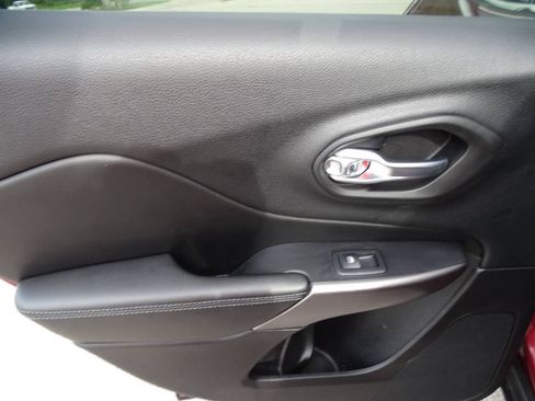 Used 2019 Jeep Cherokee 4WD Latitude image 29