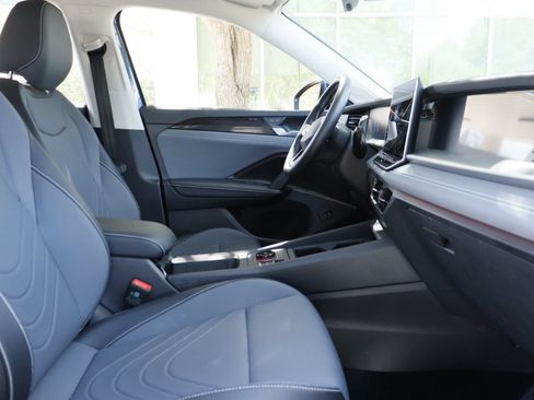 Certified 2025 Volkswagen Tiguan SE FWD image 21