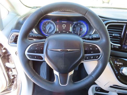 Used 2023 Chrysler Pacifica Touring-L FWD image 20