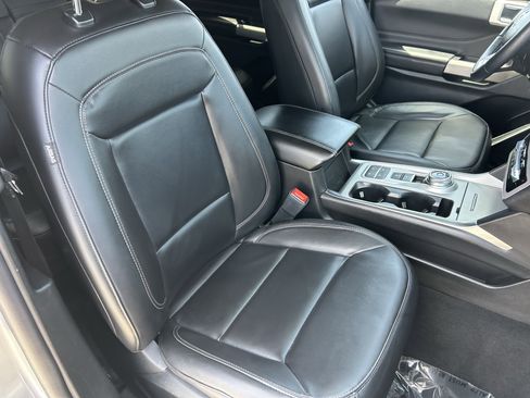 Used 2023 Ford Explorer XLT w/ Equipment Group 202A RWD image 10