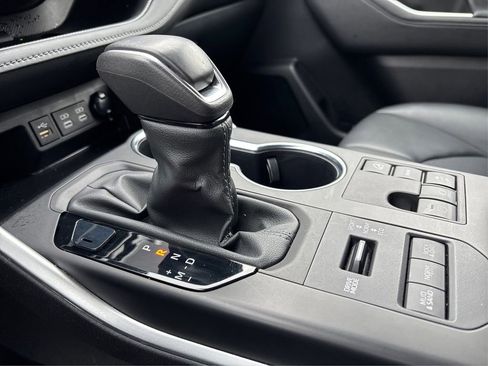 Used 2024 Toyota Highlander XLE image 30