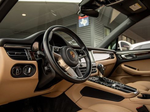 Certified 2021 Porsche Macan image 4