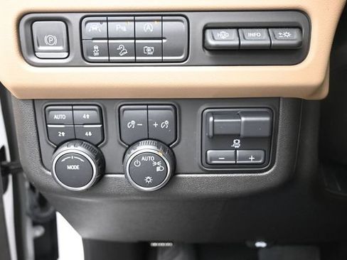 Used 2023 Chevrolet Tahoe Premier w/ Premium Package AWD/4WD image 16