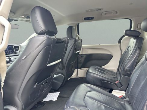 Used 2019 Chrysler Pacifica Touring-L Plus w/ Tire & Wheel Group image 16