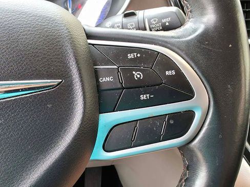 Used 2017 Chrysler Pacifica Touring-L w/ Tire & Wheel Group FWD image 17