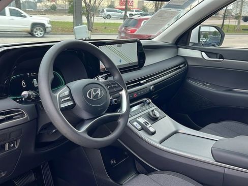Used 2025 Hyundai Palisade SE image 2