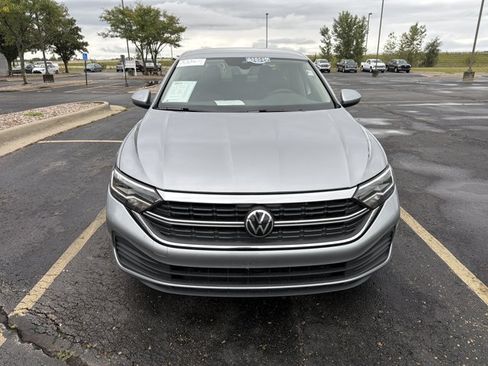 Used 2024 Volkswagen Jetta SE FWD image 2