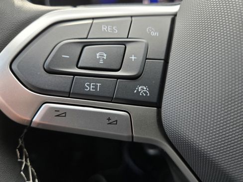 Used 2024 Volkswagen Taos SE image 17