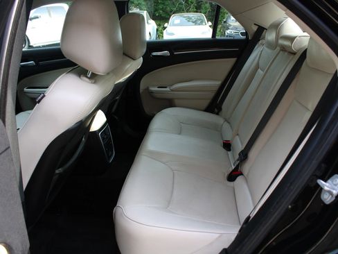 Used 2018 Chrysler 300 Limited image 17