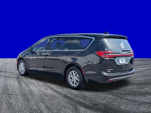 Used 2023 Chrysler Pacifica Touring-L FWD image 6