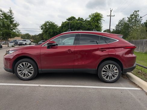 Used 2024 Toyota Venza Limited image 4