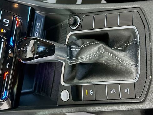 Used 2025 Volkswagen Jetta SEL FWD image 17