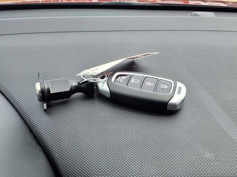 Used 2025 Hyundai Venue Limited FWD image 40