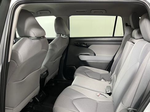 Used 2024 Toyota Highlander LE image 14