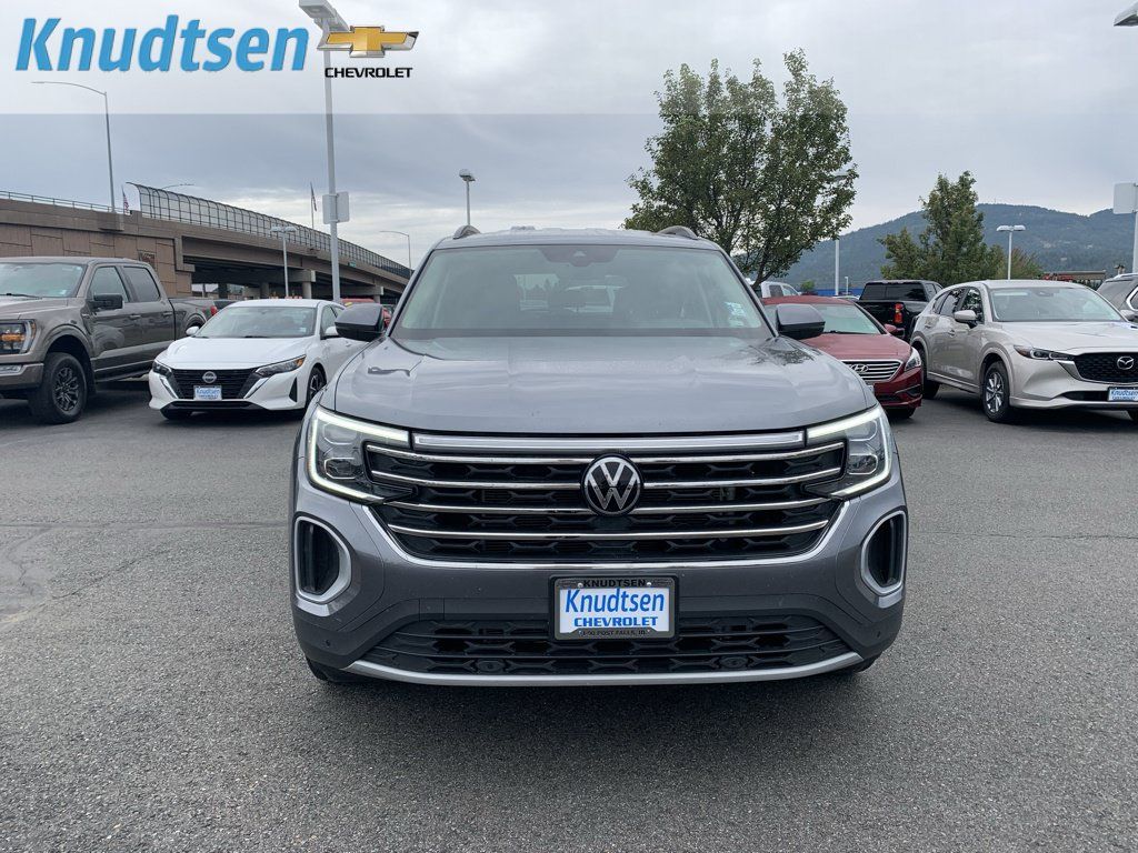 Used 2025 Volkswagen Atlas SE AWD/4WD image 2