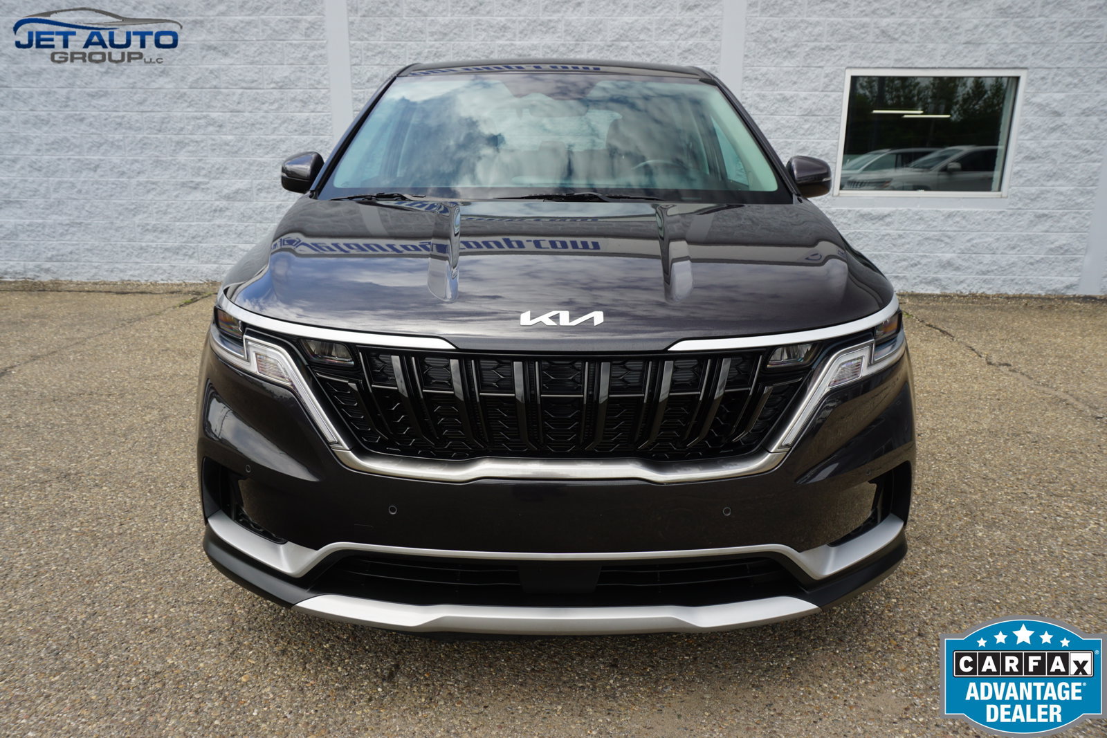 Used 2023 Kia Carnival EX FWD image 2