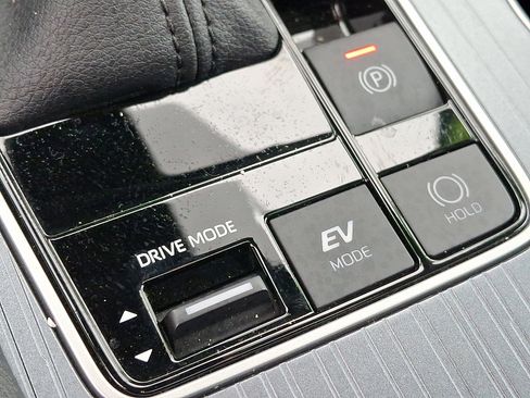 Used 2025 Toyota Sienna XLE image 25