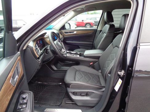 Used 2025 Volkswagen Atlas SE AWD/4WD image 9
