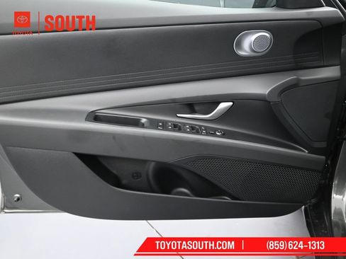 Used 2025 Hyundai Elantra SE FWD image 21