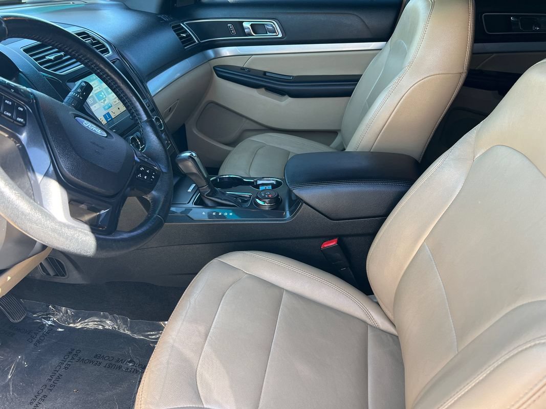 Used 2017 Ford Explorer XLT w/ Equipment Group 202A AWD/4WD image 10