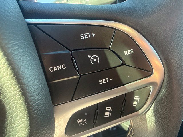 Used 2025 Chrysler Pacifica Select FWD image 19