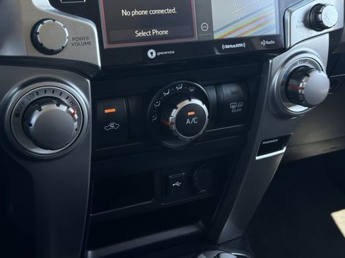 Used 2020 Toyota 4Runner SR5 AWD/4WD image 20