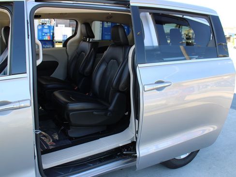 Used 2017 Chrysler Pacifica Premium image 35