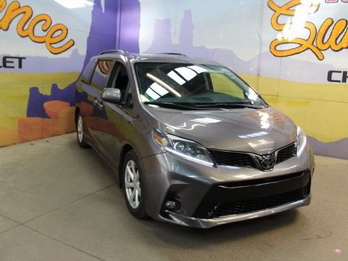 Used 2020 Toyota Sienna SE image 2