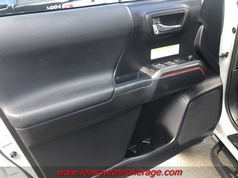 Used 2019 Toyota Tacoma TRD Off-Road image 9
