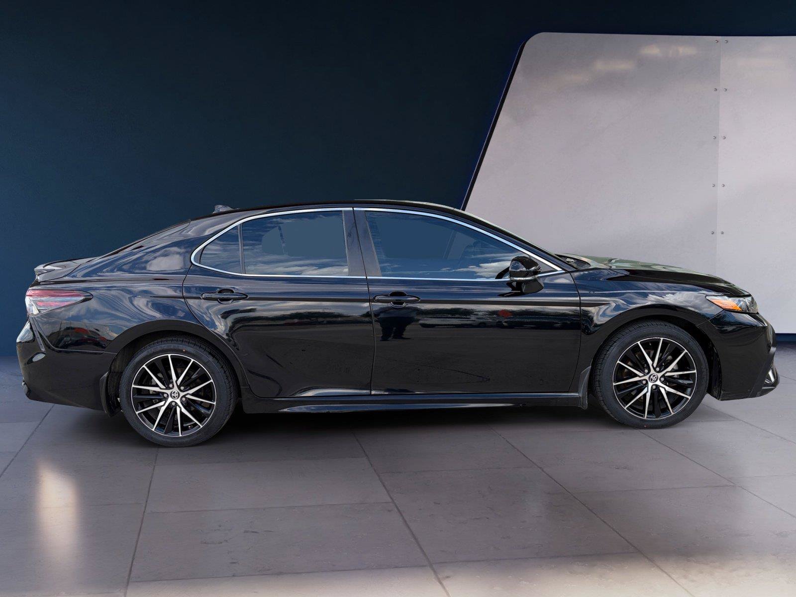 Used 2022 Toyota Camry SE FWD image 6
