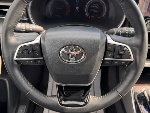 Used 2023 Toyota Highlander Limited FWD image 32