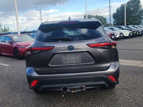 Used 2021 Toyota Highlander XLE AWD/4WD image 2
