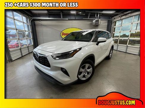 Used 2021 Toyota Highlander LE FWD image 1