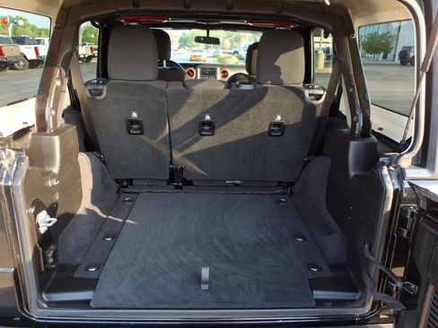 Used 2019 Jeep Wrangler Unlimited Sahara AWD/4WD image 6