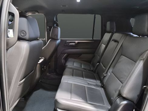 Used 2025 Chevrolet Suburban Z71 AWD/4WD image 24