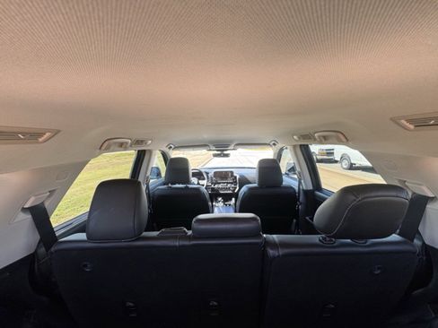 Used 2023 Nissan Pathfinder SL w/ Black Appearance Package image 9