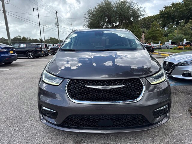 Used 2023 Chrysler Pacifica Touring-L FWD image 3