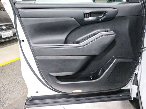 Certified 2024 Toyota Highlander XLE FWD image 23