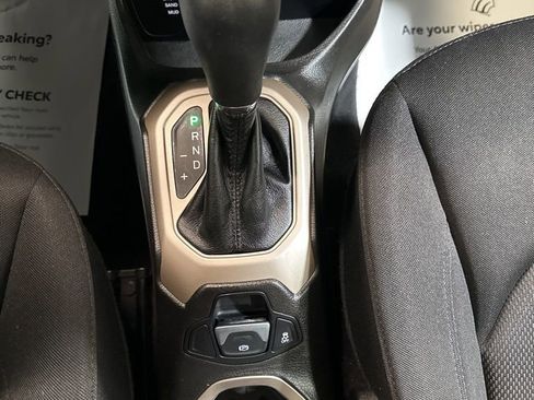 Used 2016 Jeep Renegade Latitude w/ Cold Weather Group image 33